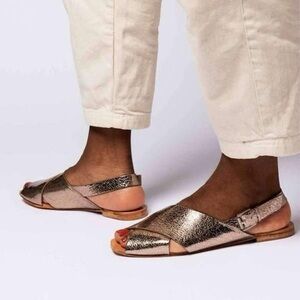 Either/Or The Crossband Sandal in Champagne, Size 7
